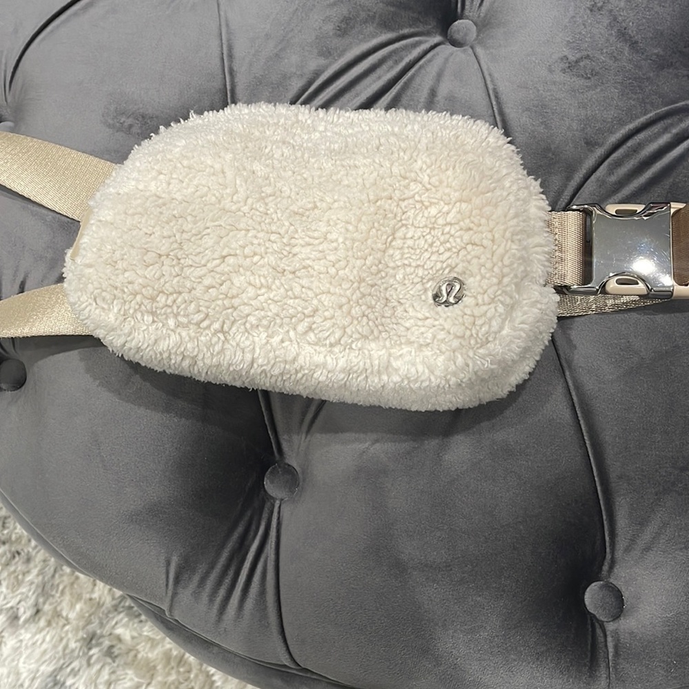 Lululemon Sherpa belt bag